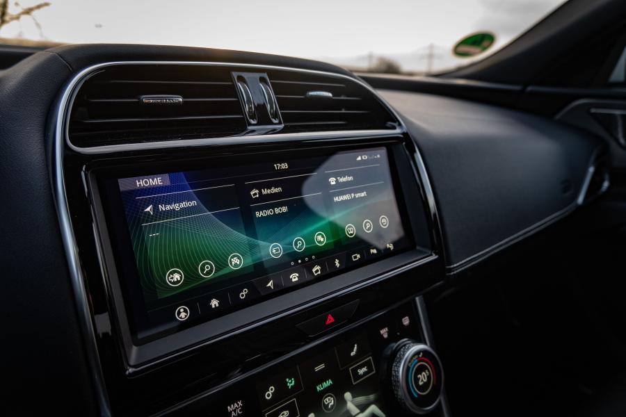 Детали интерьера Jaguar XE P250 SE R-Dynamic 2019 года  (WW) (фото 11 из 17)